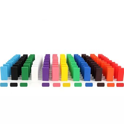 Devrilen Profesör Bulmaca Domino Rallisi İçin Gökkuşağı Renkli Domino