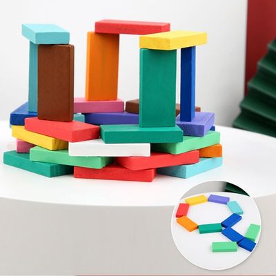 Devrilen Profesör Bulmaca Domino Rallisi İçin Gökkuşağı Renkli Domino