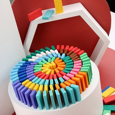 Devrilen Profesör Bulmaca Domino Rallisi İçin Gökkuşağı Renkli Domino