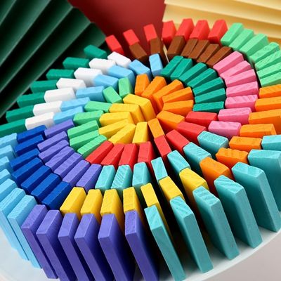 Devrilen Profesör Bulmaca Domino Rallisi İçin Gökkuşağı Renkli Domino